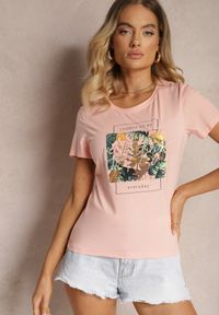 Renee - Jasnoróżowy T-shirt z Bawełny Wykończony Nadrukiem Nellindrae. Okazja: na co dzień. Kolor: różowy. Materiał: bawełna. Wzór: nadruk. Styl: casual, elegancki #3