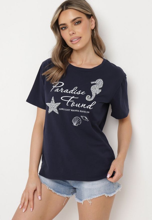 Born2be - Granatowy Klasyczny Bawełniany T-shirt z Krótkim Rękawem z Nadrukiem Ozdobiony Perełkami Tiavenna. Okazja: na co dzień. Kolor: niebieski. Materiał: bawełna. Długość rękawa: krótki rękaw. Długość: krótkie. Wzór: nadruk, aplikacja. Styl: klasyczny