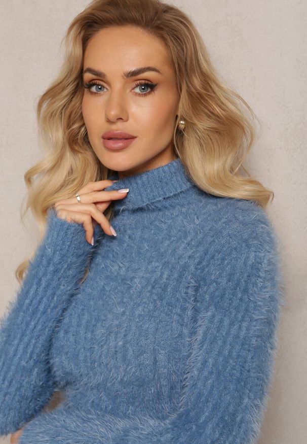 Renee - Granatowy Golf z Puchatego Materiału z Wełną i Długim Rękawem Geolla. Typ kołnierza: golf. Kolor: niebieski. Materiał: wełna, materiał. Długość rękawa: długi rękaw. Długość: długie. Wzór: jednolity. Sezon: zima, jesień