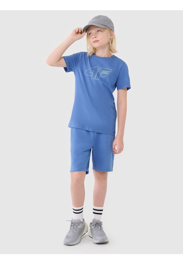 4f - 4F T-shirt regular z nadrukiem chłopięcy - niebieski 134 (8-9 lat). Okazja: na co dzień. Kolor: niebieski. Materiał: dzianina, jersey, bawełna. Długość rękawa: krótki rękaw. Długość: krótkie. Wzór: nadruk. Sezon: lato. Styl: casual, klasyczny, sportowy