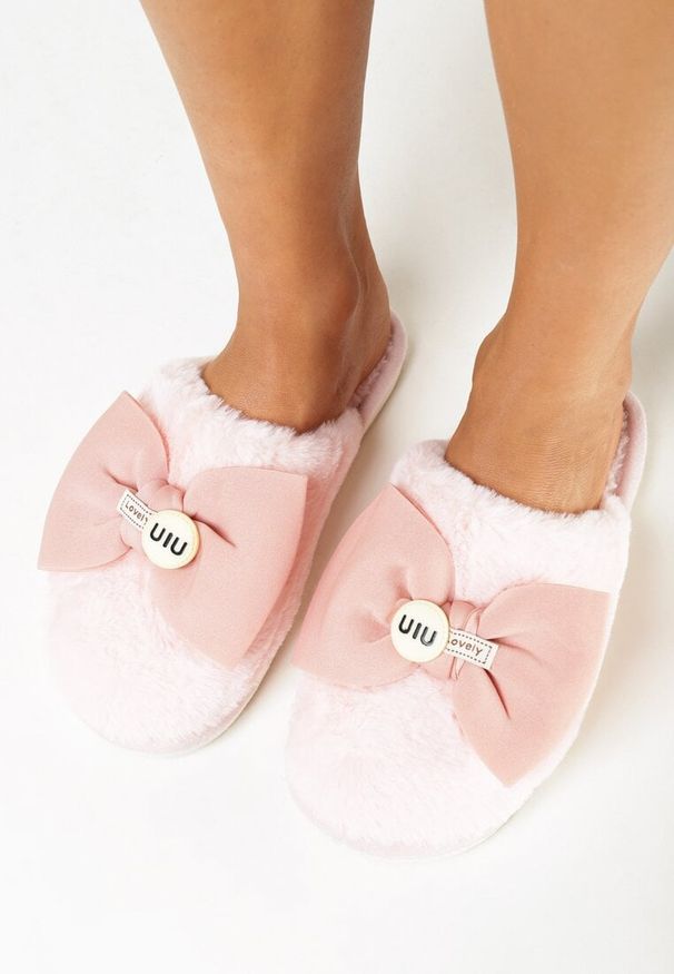 Born2be - Różowe Kapcie z Futerka z Szeroką Kokardką Mulleris. Kolor: różowy. Materiał: futro