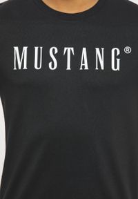 Mustang - MUSTANG Style Alex C LOGO Tee MĘSKI T-SHIRT KOSZULKA NADRUK Black 1013221 4142. Okazja: na co dzień, na imprezę, na randkę. Materiał: bawełna, jeans, skóra. Wzór: nadruk. Sezon: lato. Styl: sportowy, klasyczny, elegancki, casual