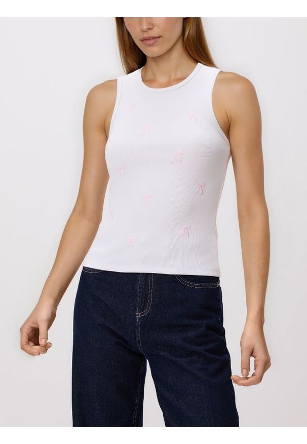 Reserved - Bawełniany top z haftem - biały. Kolor: biały. Materiał: bawełna. Wzór: haft