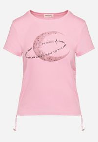 Born2be - Różowy T-shirt z Bawełny Ozdobiony Cyrkoniami i Nadrukiem Vilreti. Okazja: na co dzień. Kolor: różowy. Materiał: bawełna. Wzór: aplikacja, nadruk. Styl: casual