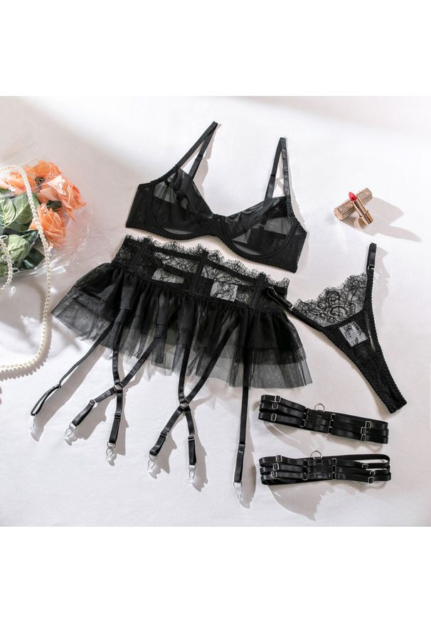 Intica - Komplet bielizny z tiulowym pasem i koronkowymi akcentami na wieczór Kaho. Kolor: czarny. Materiał: tiul, koronka. Wzór: paski