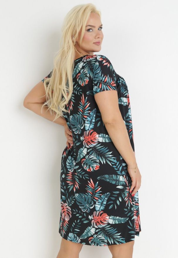 Born2be - Czarna Trapezowa Sukienka Midi z Krótkimi Rękawami w Kwiaty Alyana. Kolor: czarny. Długość rękawa: krótki rękaw. Wzór: kwiaty. Typ sukienki: trapezowe. Długość: midi
