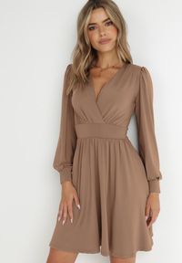 Born2be - Brązowa Sukienka Kopertowa Taliowana Maecenus. Okazja: na co dzień. Typ kołnierza: dekolt w serek. Kolor: brązowy. Materiał: wiskoza. Typ sukienki: kopertowe. Styl: casual, elegancki #2