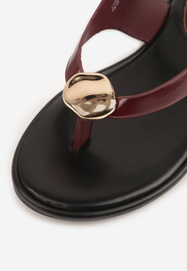 Born2be - Bordowo-Czerwone Sandały Typu Japonki Ozdobione Okrągłą Aplikacją Vikianae. Okazja: na co dzień. Nosek buta: okrągły. Zapięcie: sprzączka. Kolor: czerwony. Materiał: jeans. Wzór: aplikacja. Sezon: lato. Styl: casual, elegancki, boho