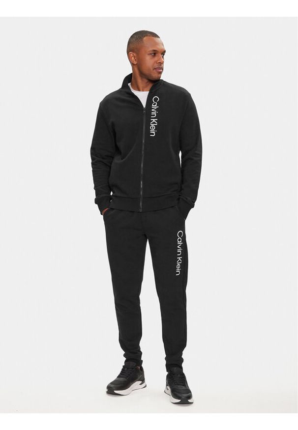 Calvin Klein Dres Vertical Logo K10K113676 Czarny Regular Fit. Kolor: czarny. Materiał: bawełna