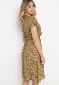 Born2be - Żółta Sukienka z Wiskozy z Kopertowym Dekoltem i Gumką w Talii Moanalise. Kolor: żółty. Materiał: wiskoza. Sezon: lato. Typ sukienki: kopertowe #2
