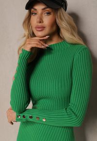 Renee - Zielona Dopasowana Sukienka z Prążkowanej Dzianiny z Wiskozą Zdobiona Guzikami Zinlivira. Okazja: na co dzień. Kolor: zielony. Materiał: wiskoza, dzianina, prążkowany. Wzór: aplikacja. Typ sukienki: proste. Styl: casual, elegancki, wizytowy #5