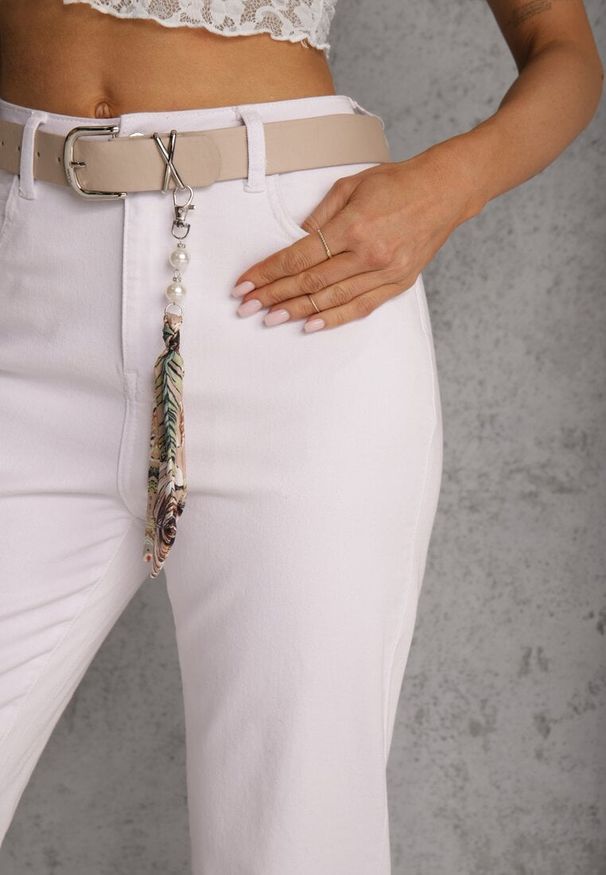 Renee - Białe Jeansy Mom Fit z Bawełny i Wiskozy z Dodatkowym Paskiem Prosinix. Okazja: na randkę. Kolor: biały. Styl: klasyczny