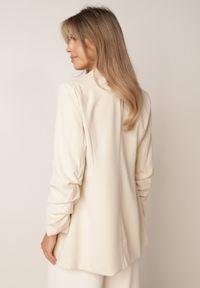 Born2be - Beżowa Pudełkowa Marynarka bez Zapięcia z Marszczeniami na Rękawach Annaloa. Okazja: na co dzień, do pracy. Kolor: beżowy. Materiał: materiał, jeans. Styl: wizytowy, casual, elegancki #5