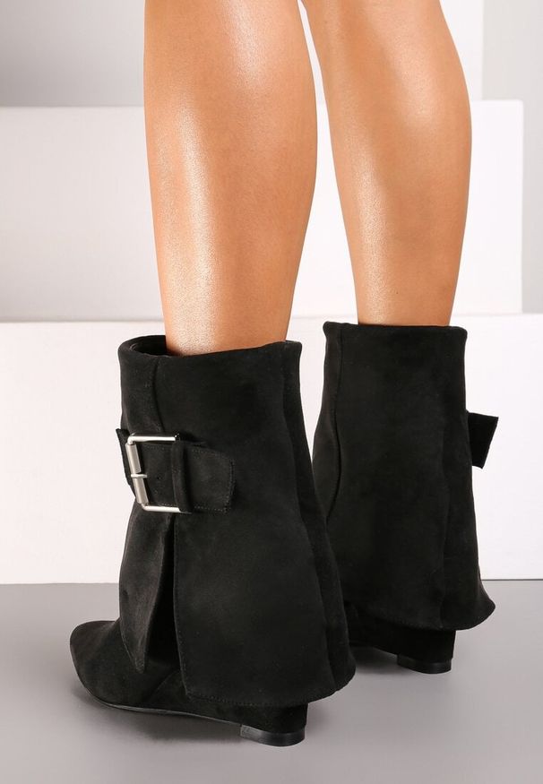 Born2be - Czarne Botki na Koturnie z Wywiniętą Cholewką Ozdobioną Klamrą Mialicia. Nosek buta: szpiczasty. Zapięcie: klamry. Kolor: czarny. Materiał: jeans. Szerokość cholewki: normalna. Wzór: aplikacja. Obcas: na koturnie. Styl: wizytowy, elegancki