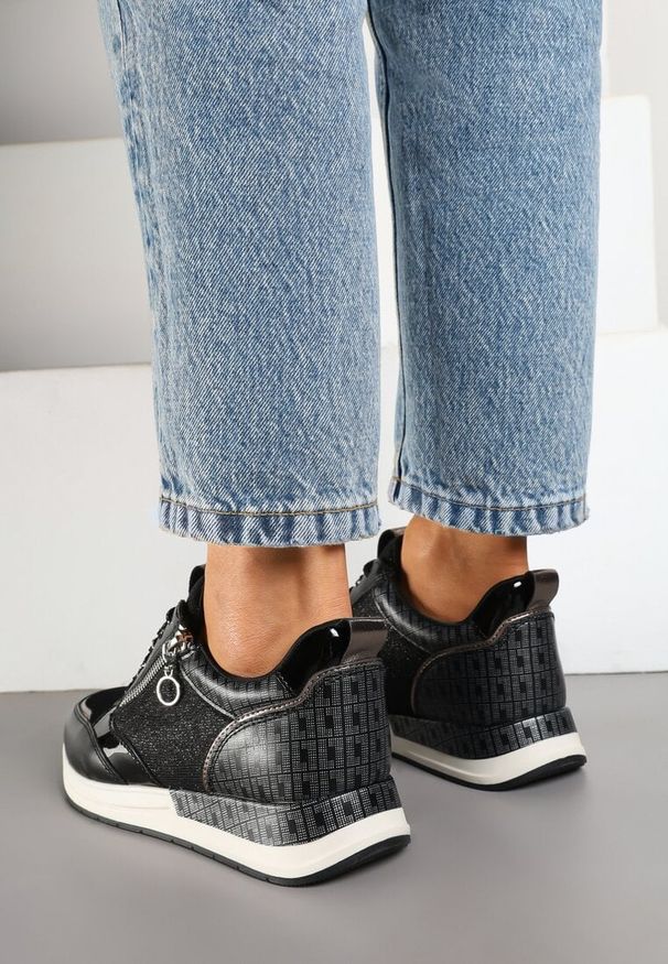 Renee - Czarne Sneakersy z Wkładką ze Skóry Naturalnej Zdobione Suwakiem Fihanor. Okazja: na co dzień. Kolor: czarny. Materiał: skóra. Wzór: aplikacja. Obcas: na obcasie. Wysokość obcasa: niski
