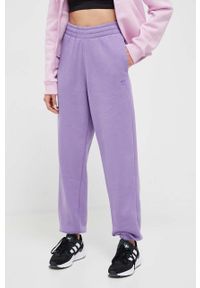 adidas Originals spodnie dresowe kolor fioletowy gładkie. Stan: podwyższony. Kolor: fioletowy. Materiał: dresówka. Wzór: gładki #1