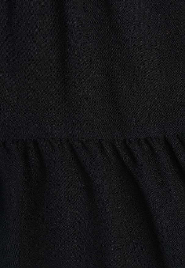 Renee - Czarna Sukienka z Krótkim Rękawem i Ozdobnymi Falbankami o Rozkloszowanym Kroju Vetesa. Okazja: na co dzień. Typ kołnierza: kołnierz z falbankami. Kolor: czarny. Materiał: wiskoza, jeans. Długość rękawa: krótki rękaw. Typ sukienki: proste. Styl: casual, klasyczny