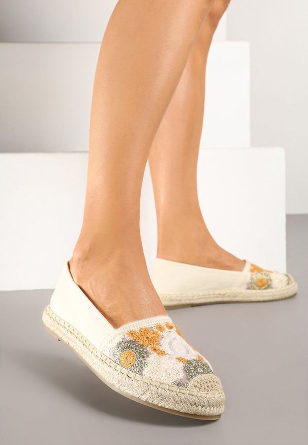 Renee - Beżowe Espadryle z Ozdobnym Kwiatowym Haftem i Plecionką Toliata. Okazja: na spacer. Kolor: beżowy. Materiał: jeans. Wzór: kwiaty, haft