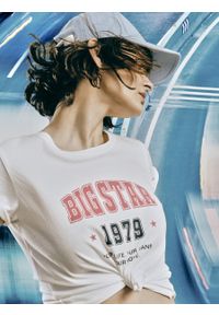 Big-Star - Koszulka damska bawełniana z dużym nadrukiem na piersi biała Rismela 100. Okazja: na imprezę, na co dzień. Kolor: biały. Materiał: bawełna. Wzór: nadruk. Styl: casual, retro