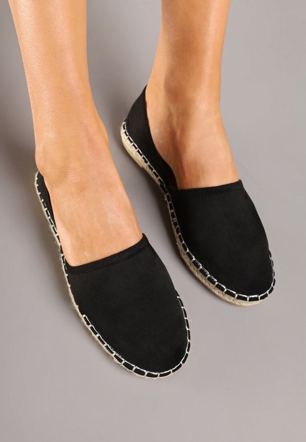 Renee - Czarne Espadryle Ozdobione Wyciętą Cholewką i Plecionką Wommea. Okazja: na co dzień. Zapięcie: bez zapięcia. Kolor: czarny. Szerokość cholewki: normalna. Wzór: aplikacja. Sezon: lato, wiosna. Obcas: na płaskiej podeszwie. Styl: elegancki, casual