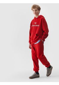 4f - 4F Bluza dresowa nierozpinana z kapturem chłopięca - bordowa 122 (6-7 lat). Okazja: na co dzień. Typ kołnierza: kaptur. Kolor: czerwony. Materiał: dresówka. Wzór: napisy, gładki, ze splotem. Sezon: lato. Styl: casual, sportowy #2