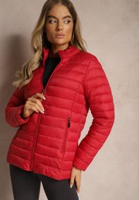 Renee - Czerwona Kurtka Ozdobiona Pikowaniem i Kieszeniami na Suwak Mivuria. Okazja: na co dzień. Kolor: czerwony. Materiał: jeans. Wzór: aplikacja. Styl: elegancki, casual #5