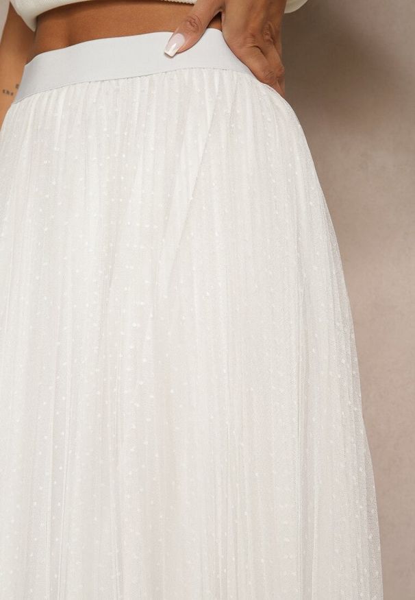Renee - Biała Rozkloszowana Spódnica z Tiulu w Kropki Folemia. Okazja: na co dzień. Kolor: biały. Materiał: tiul. Wzór: kropki. Styl: elegancki, casual