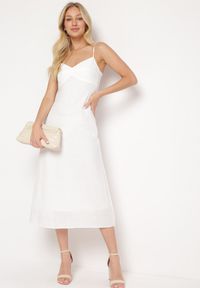 Born2be - Biała Sukienka o Rozkloszowanym Kroju na Ramiączkach Naouise. Okazja: na wesele, na randkę, na ślub cywilny. Typ kołnierza: dekolt w kształcie V. Kolor: biały. Materiał: lakier, tkanina. Długość rękawa: na ramiączkach. Sezon: lato. Typ sukienki: rozkloszowane, oversize #4