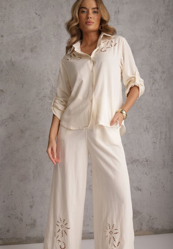 Renee - Beżowy Boho Komplet z Bawełną Koszula i Spodnie z Ażurowymi Zdobieniami Runesa. Kolor: beżowy. Materiał: bawełna. Wzór: ażurowy, aplikacja
