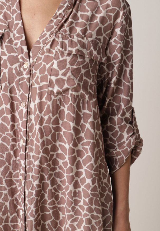 Born2be - Beżowa Sukienka Koszulowa z Wiskozą w Zwierzęcy Wzór Żyrafy Nevetalia. Okazja: na co dzień. Kolor: beżowy. Materiał: wiskoza. Wzór: motyw zwierzęcy. Typ sukienki: koszulowe. Styl: casual, klasyczny