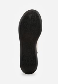 Born2be - Białe Sandały VICES na Koturnie Zdobione Perforacją i Okrągłą Aplikacją Melolle. Okazja: do pracy, na co dzień. Nosek buta: okrągły. Kolor: biały. Wzór: aplikacja. Obcas: na koturnie. Styl: elegancki, casual #2