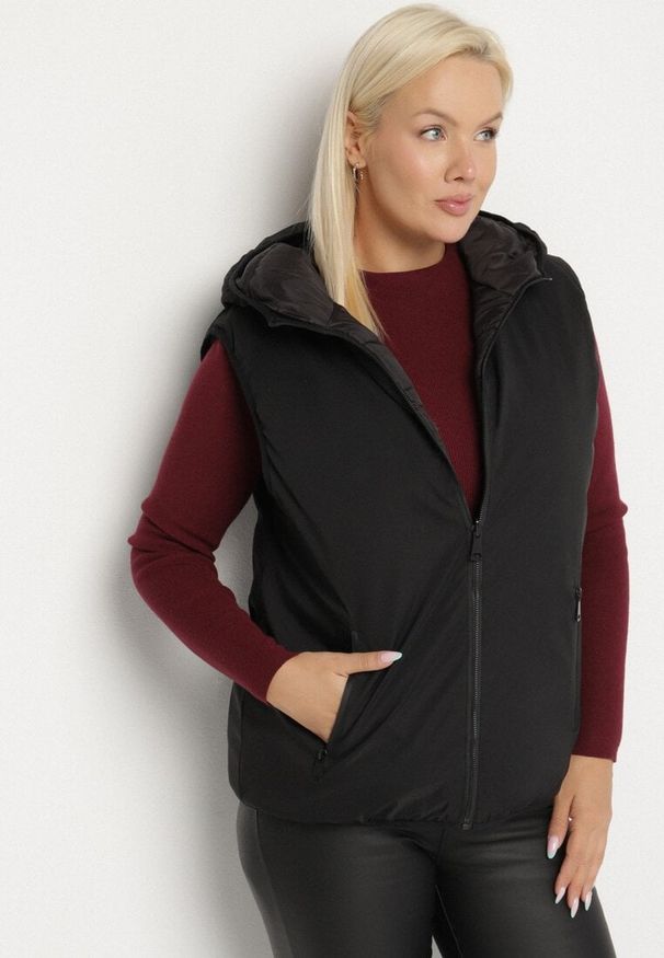 Born2be - Czarna Dwustronna Kamizelka z Kapturem Zdobiona Pikowanymi Przeszyciami Tuliona. Okazja: na spacer. Typ kołnierza: kaptur. Kolekcja: plus size. Kolor: czarny. Materiał: jeans. Wzór: aplikacja. Styl: elegancki