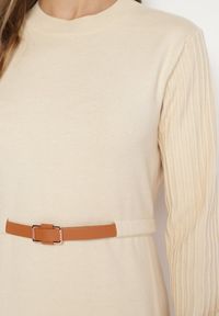 Born2be - Beżowa Sukienka z Wiskozą Ozdobiona Plisowanymi Rękawami i Paskiem Daikari. Okazja: na co dzień. Kolor: beżowy. Materiał: wiskoza. Wzór: aplikacja. Styl: casual #2