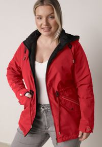 Born2be - Czerwono-Czarna Przejściowa Kurtka Dwustronna o Kroju Parki z Pikowaniem Wewnątrz Zidelle. Typ kołnierza: kaptur. Kolor: czerwony. Materiał: jeans, poliester. Styl: sportowy #5