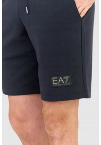 EA7 Emporio Armani - EA7 Granatowe męskie szorty dresowe. Kolor: niebieski. Materiał: bawełna. Długość: krótkie. Wzór: aplikacja