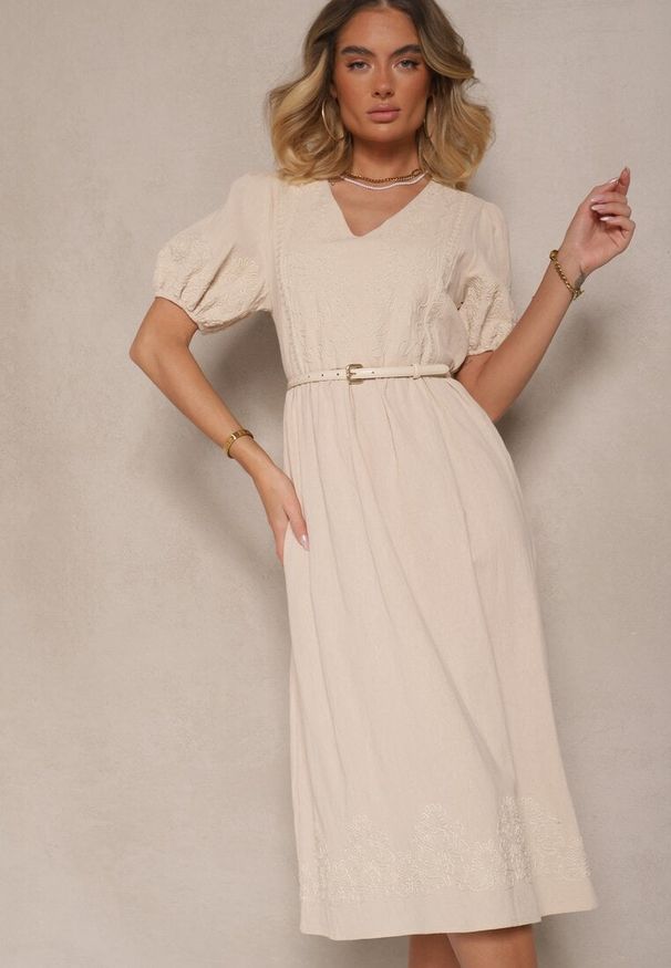 Renee - Jasnobeżowa Rozkloszowana Sukienka z Bawełny w Stylu Boho z Haftowanymi Zdobieniami Lannilsa. Typ kołnierza: dekolt w kształcie V. Kolor: beżowy. Materiał: bawełna. Wzór: aplikacja, haft. Styl: boho