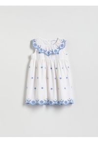 Reserved - Sukienka z haftowanym wzorem - biały. Kolor: biały. Materiał: bawełna. Wzór: haft #1