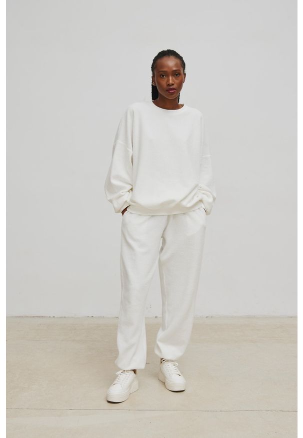 Marsala - Spodnie typu jogger w kolorze WHITE CLOUD - AUSTIN-XL. Stan: podwyższony. Kolekcja: plus size. Materiał: poliester, bawełna. Wzór: prążki. Styl: elegancki