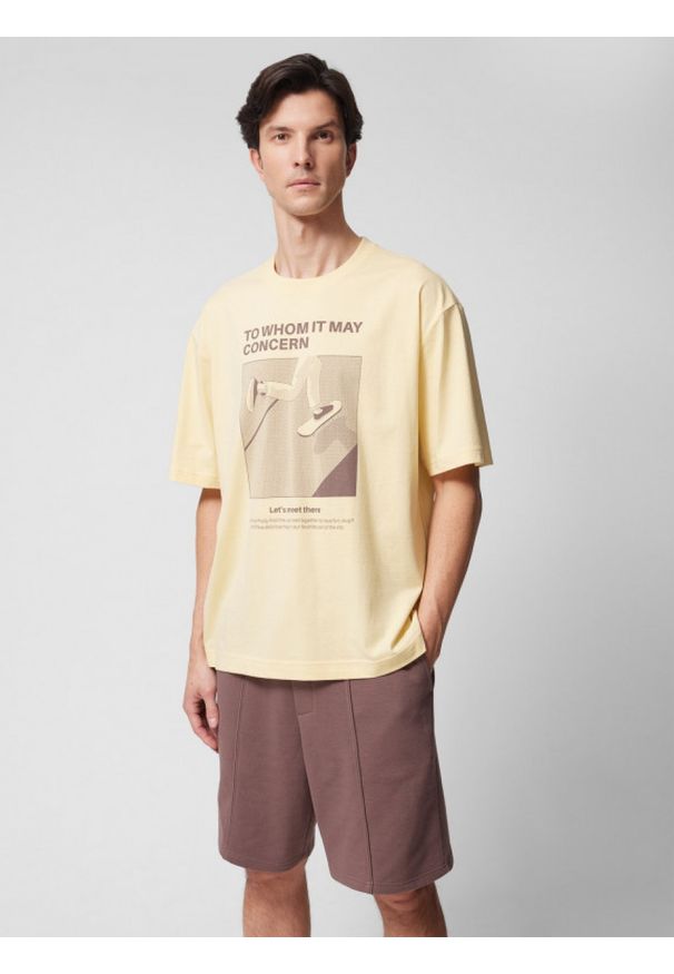 outhorn - T-shirt oversize z nadrukiem męski - żółty. Kolor: żółty. Materiał: materiał, bawełna, dzianina, prążkowany. Długość: długie. Wzór: nadruk. Sezon: wiosna