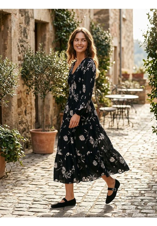 Sinsay - Wiskozowa sukienka midi z efektem stopniowania w kwiaty - wielobarwny. Materiał: wiskoza. Wzór: kwiaty. Długość: midi