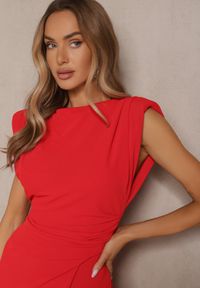 Renee - Czerwony Kombinezon Bez Rękawów z Szeroką Nogawką i Marszczeniem Sepellia. Kolor: czerwony. Długość rękawa: bez rękawów. Styl: elegancki