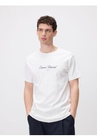 Reserved - T-shirt regular z haftem - złamana biel. Materiał: bawełna, dzianina. Wzór: haft
