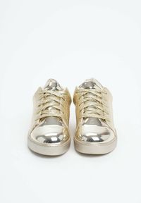Born2be - Złote Sneakersy Ansel. Nosek buta: okrągły. Zapięcie: sznurówki. Kolor: złoty. Materiał: materiał, lakier. Obcas: na obcasie. Wysokość obcasa: niski #3