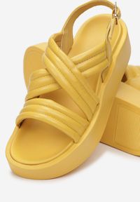 Renee - Żółte Sandały Thessawai. Nosek buta: okrągły. Zapięcie: pasek. Kolor: żółty. Obcas: na platformie