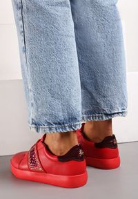 Renee - Czerwone Sneakersy Move Around. Zapięcie: bez zapięcia. Kolor: czerwony. Materiał: materiał, lakier. Wzór: aplikacja. Obcas: na płaskiej podeszwie #5