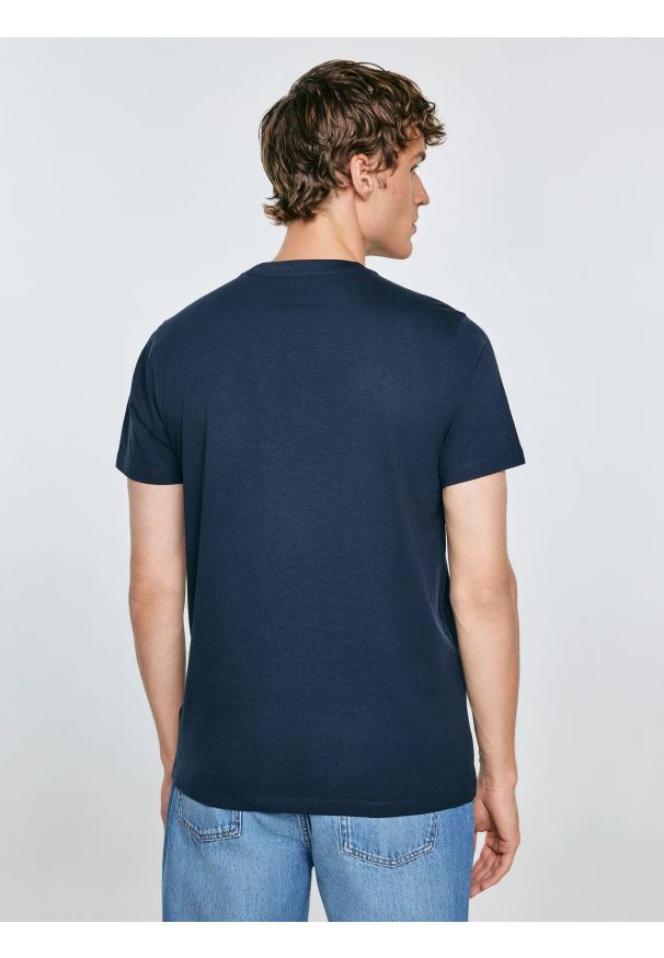 Big-Star - Koszulka męska z nadrukiem granatowa Briss 403. Okazja: na co dzień. Kolor: niebieski. Materiał: jeans, bawełna, skóra. Wzór: nadruk. Styl: casual, vintage, klasyczny