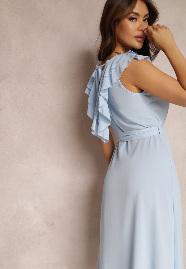 Renee - Jasnoniebieska Sukienka Aeritrite. Typ kołnierza: kokarda. Kolor: niebieski. Materiał: materiał. Wzór: aplikacja, jednolity. Typ sukienki: kopertowe. Styl: wizytowy. Długość: midi