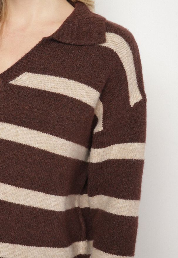 Born2be - Brązowy Sweter w Paski z Wełną i Dekoltem z Kołnierzykiem Tevana. Okazja: na co dzień. Typ kołnierza: dekolt w serek. Kolor: brązowy. Materiał: wełna. Wzór: paski. Styl: casual, elegancki, klasyczny
