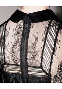 SELF PORTRAIT - Koronkowa sukienka mini. Kolor: czarny. Materiał: koronka. Wzór: aplikacja, koronka. Styl: klasyczny, elegancki. Długość: mini #4