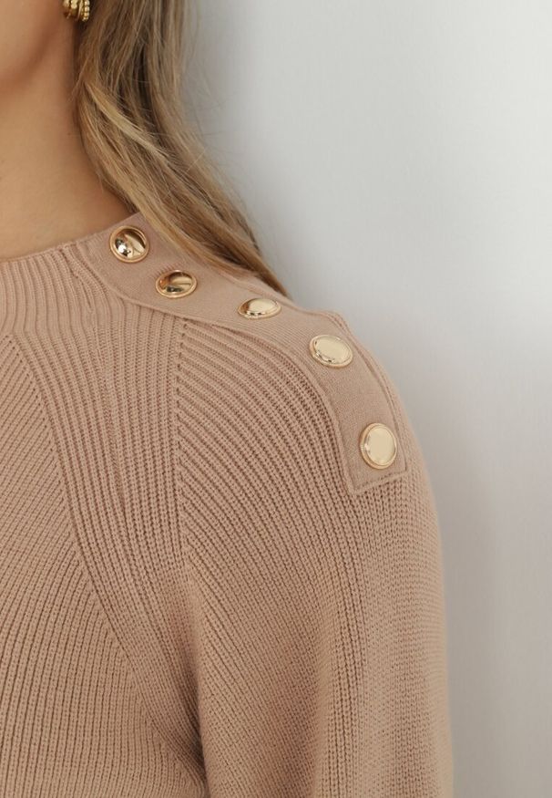 Born2be - Beżowy Sweter Dzianinowy z Długim Rękawem i Guzikami Omes. Kolor: beżowy. Materiał: dzianina. Długość rękawa: długi rękaw. Długość: długie
